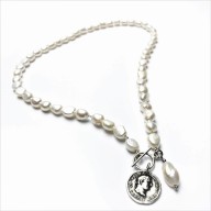 Novona naszyjnik z białych pereł z monetą